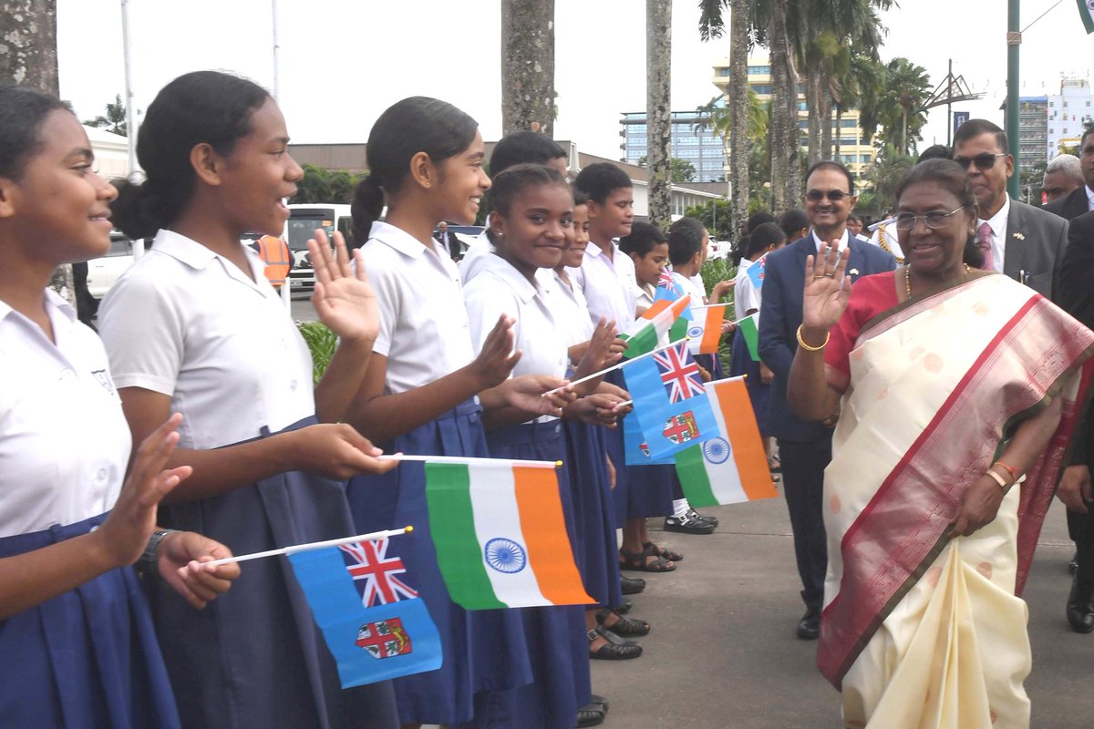 rashtrapatibhvn's tweet photo. After an affectionate welcome by children on her way from airport, a traditional welcome ceremony was organised in honour of President Droupadi Murmu in presence of Prime Minister Sitiveni Rabuka of Fiji. https://t.co/RzeXOQ64EL