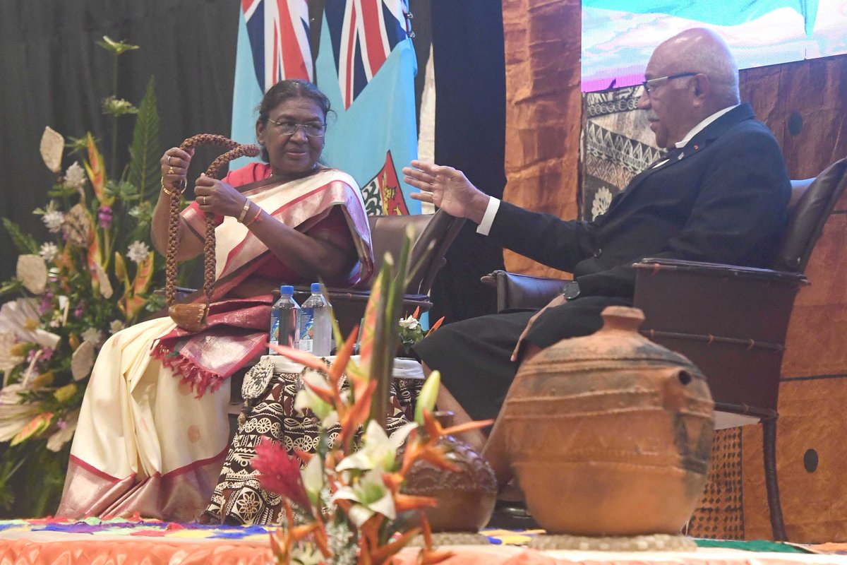 rashtrapatibhvn's tweet photo. After an affectionate welcome by children on her way from airport, a traditional welcome ceremony was organised in honour of President Droupadi Murmu in presence of Prime Minister Sitiveni Rabuka of Fiji. https://t.co/RzeXOQ64EL