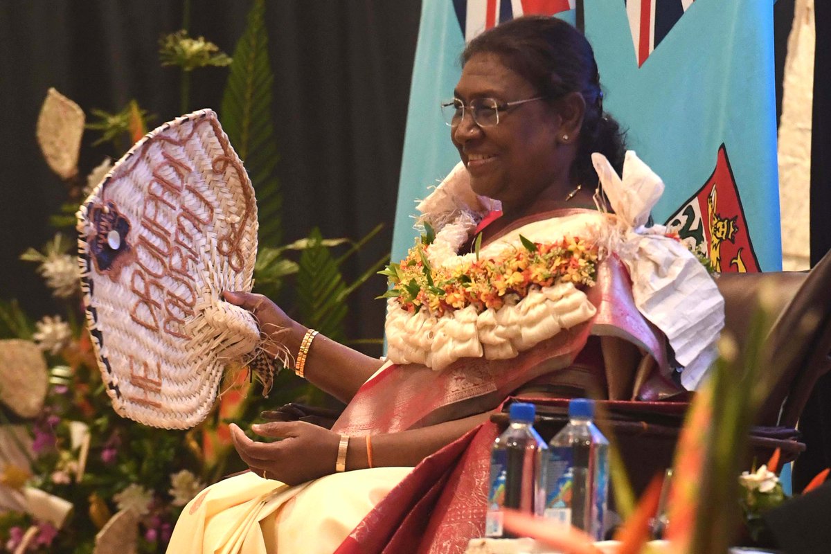 rashtrapatibhvn's tweet photo. After an affectionate welcome by children on her way from airport, a traditional welcome ceremony was organised in honour of President Droupadi Murmu in presence of Prime Minister Sitiveni Rabuka of Fiji. https://t.co/RzeXOQ64EL