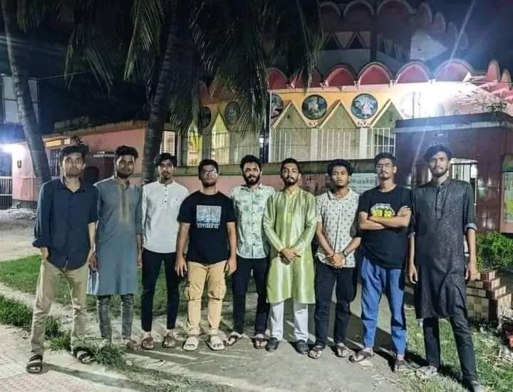 minmi1099's tweet photo. Everyone was there to protect the temple in different places.

#Indian_RAW_attack_Dhaka
#IndianPropagendaAgainstBD
#StopPropagendaAgainstBD
#StopIndianFakeNewsAboutBD
#SaveBDfromIndianRAW https://t.co/SWB9fZQQTQ