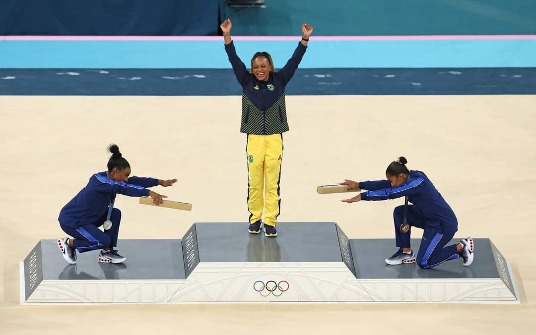 UlisesShiffer's tweet photo. Definitivamente es la postal de los juegos olímpicos. 
Esa es la actitud deportiva👏🏻 Simone Biles es  grande porque  reconoce la grandeza de los otros 🫂 https://t.co/w5W7ZSuKmS