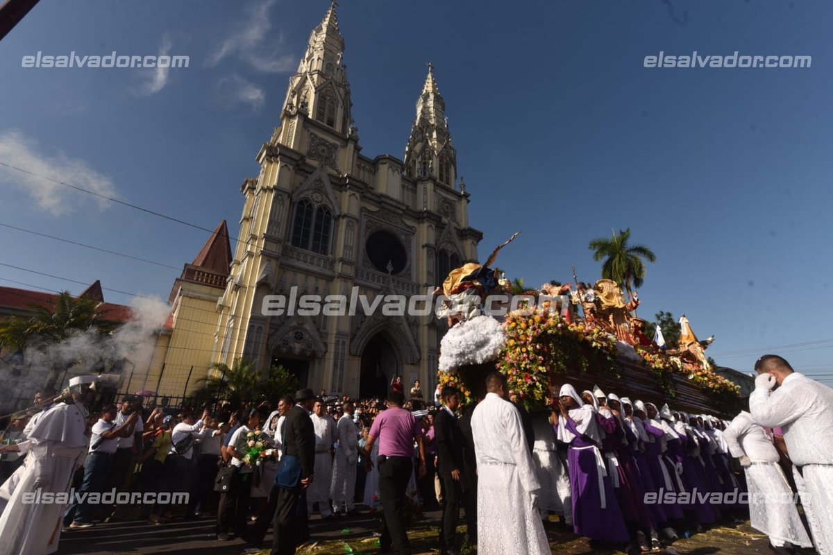 #ElSalvador | Cientos de feligreses asistieron con fe y devoción al inicio de la procesión que partirá desde la Basílica del Sagrado Corazón de Jesús hasta Catedral Metropolitana, en el marco del Divino Salvador del Mundo. Fotos EDH/ E. Del Cid.