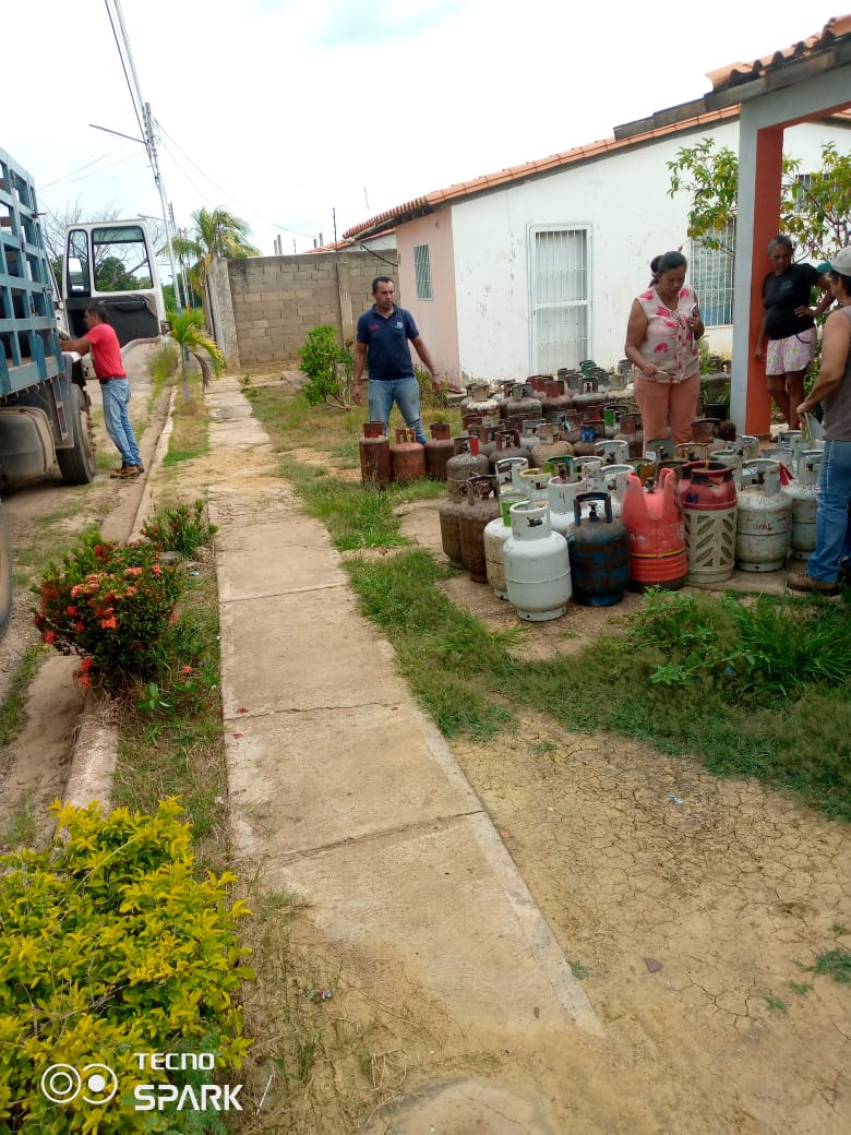 Con el despacho de gas doméstico fueron atendidas 86 familias de la comunidad Vidal Guía III en la parroquia Valle de la Pascua, gracias al trabajo que se realiza día a dia en la planta de llenado <a href="/pl_elnegroinfa/">Planta de Llenado Leonardo El Negro Infante</a>

#PatriaSoberanaYPlena 

<a href="/NicolasMaduro/">Nicolás Maduro</a> 
<a href="/josemvasquez/">José Vásquez</a>