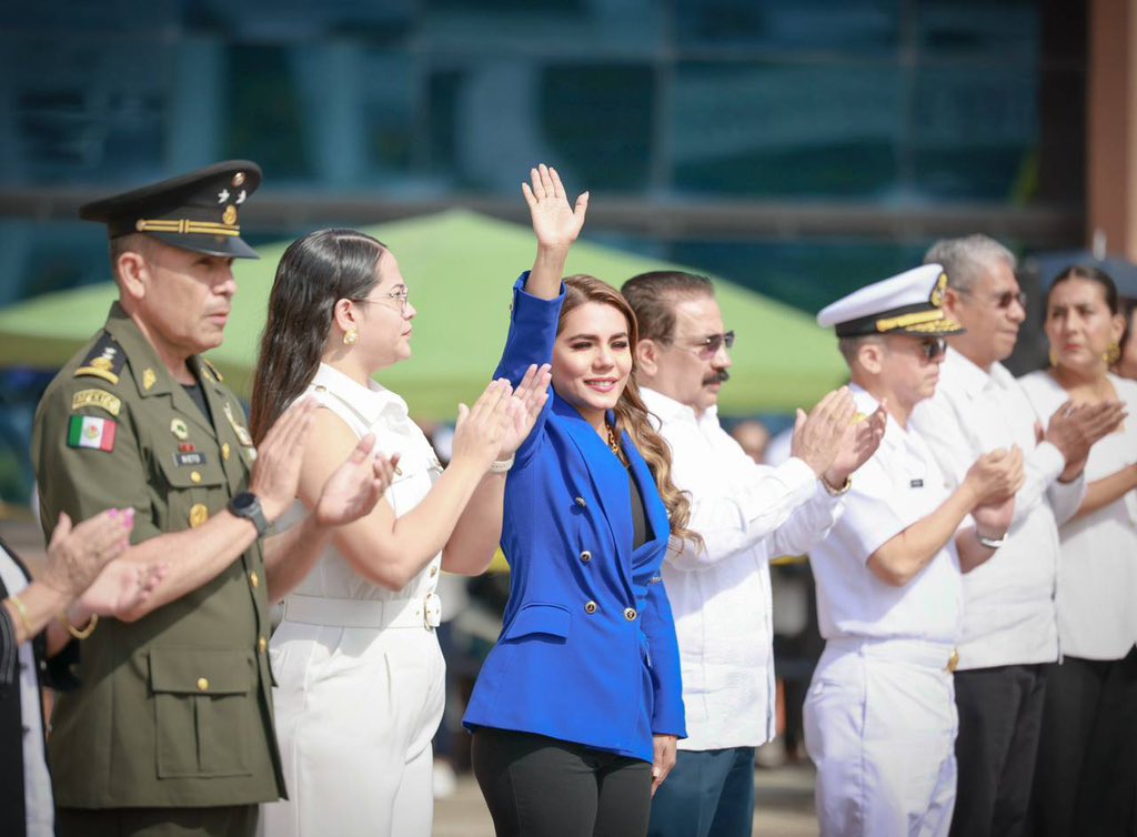 Esta mañana, en compañía del equipo de la SEPLADER, asistimos al homenaje e izamiento de la bandera correspondiente al mes de agosto en el recinto oficial del Poder Ejecutivo, encabezado por nuestra Gobernadora Mtra. <a href="/EvelynSalgadoP/">Evelyn Salgado Pineda</a>.