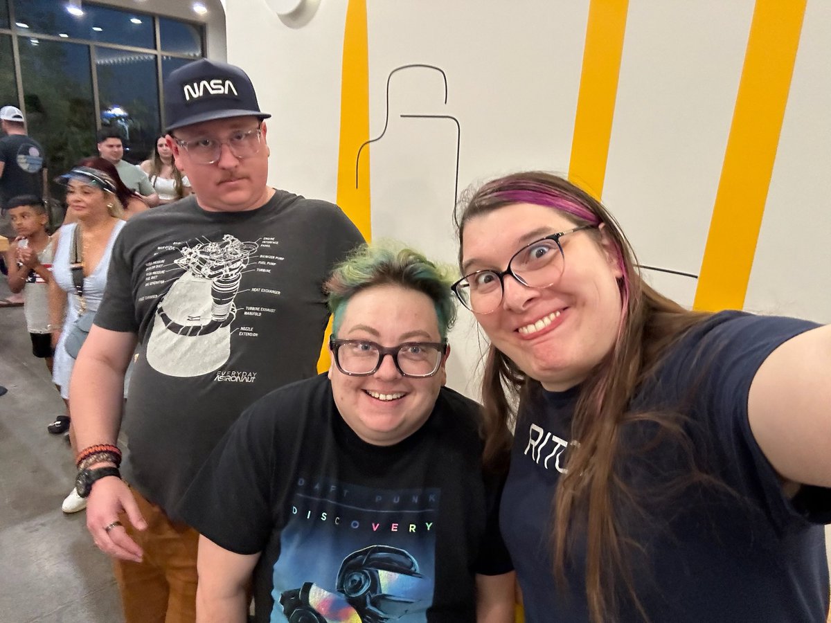 traceyssimmons's tweet photo. I had a wonderful time at #STLV, and am looking forward to next year! We’ll be at the San Francisco event in January too, since we live right here in SF. If anyone wants to keep in touch, or chat about building costume pieces, I’m more active on Bluesky as @/tracey.science https://t.co/SaloHREi6R