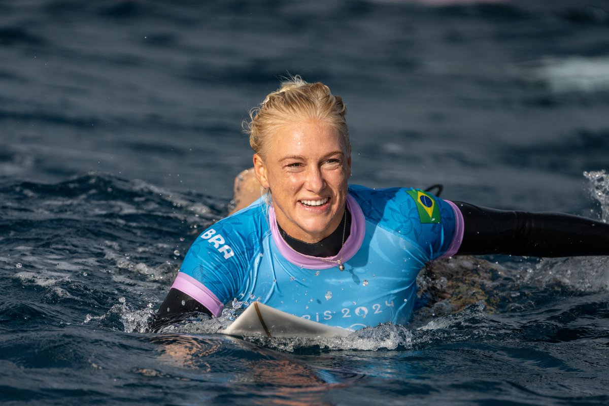 WSLBrasil's tweet photo. O sorriso de quem JÁ FEZ história para o surfe brasileiro. E QUE VAI FAZER AINDA MAIS!

A TATI ESTÁ NA FINAL DO SURFE. UMA MEDALHA GARANTIDA PARA O BRASIL, MAS VAMOS EM BUSCA DO OURO!!!!

EU ESTOU COMPLETAMENTE TATIANIZADOOOO!!!!!
🇧🇷🇧🇷🇧🇷🇧🇷🇧🇷🇧🇷🇧🇷🇧🇷🇧🇷 https://t.co/ocHWl2yQsQ