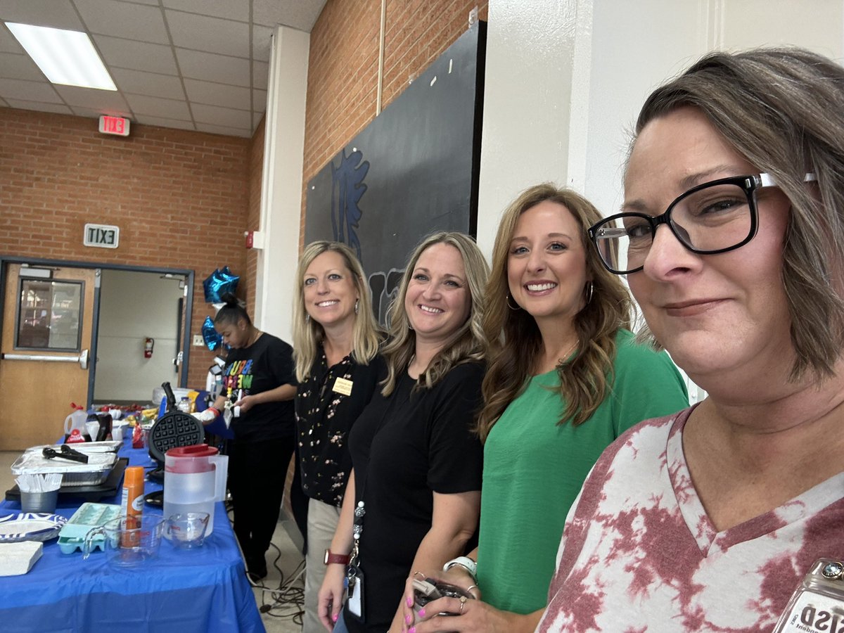 wakefieldsisd's tweet photo. My family returned today! You may know them as your teachers but for me, Wakefield Elementary, they are my family! They make these halls decorative, filled with love and exciting for my students! #legacyofgreatness #buildingbearcats #wakefieldelementary https://t.co/Mgy0kccXZ5
