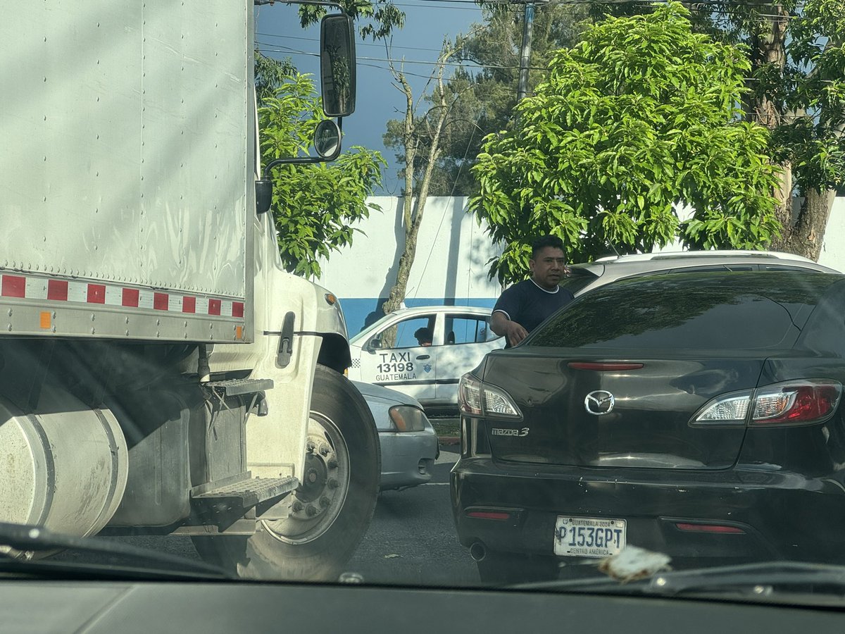 LaGabyringa's tweet photo. Por este par estamos en tráfico 12 calle 9na. Ave zona 11. 😪 https://t.co/F0f4IUa6cv