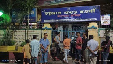xSomoy's tweet photo. Because so much of fake news is being spread on social media, Muslims of Bangladesh volunteered to guard Hindu place of worship to bring confidence in Hindus of Bangladesh and asked them not to believe in fake news.
#HindusAreSafeInBangladesh https://t.co/c1lcnW7ubT