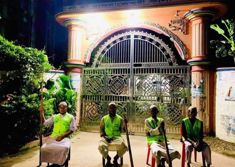 xSomoy's tweet photo. Because so much of fake news is being spread on social media, Muslims of Bangladesh volunteered to guard Hindu place of worship to bring confidence in Hindus of Bangladesh and asked them not to believe in fake news.
#HindusAreSafeInBangladesh https://t.co/c1lcnW7ubT