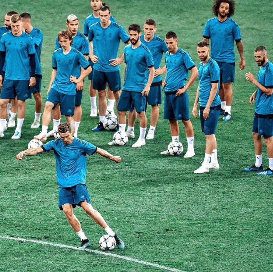 totalcristiano's tweet image. This picture will forever be iconic.