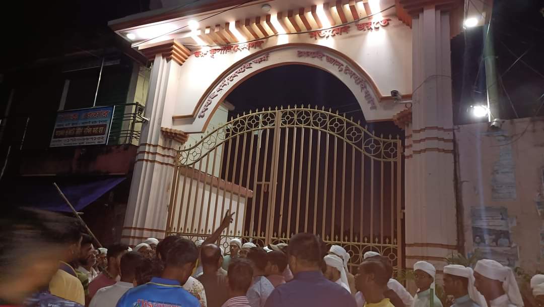 Mochis_boo's tweet photo. Muslims brothers are protecting the temple Dhakeshwari Mandir, 1.00 am (midnight), August 6, 2024
#ProtectMinorities #ProtectAllFaiths #SafeBangladesh #NationalUnity #CommunalHarmony #HindusAreSafeInBangladesh https://t.co/3vdbu8lRrF