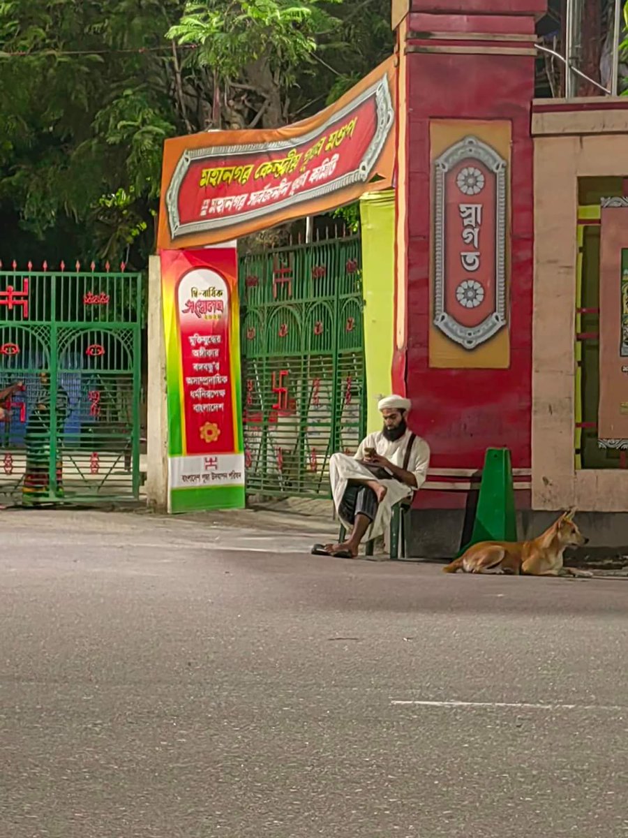 nowshadtkamal's tweet photo. "Our muslim brother is guarding the temple with us. Now he's at prayer. Isn't this the beauty of peaceful Islam?”

#HindusAreSafeInBangladesh
#alleyesonbangldeshihindus https://t.co/6vFzn8Psgb