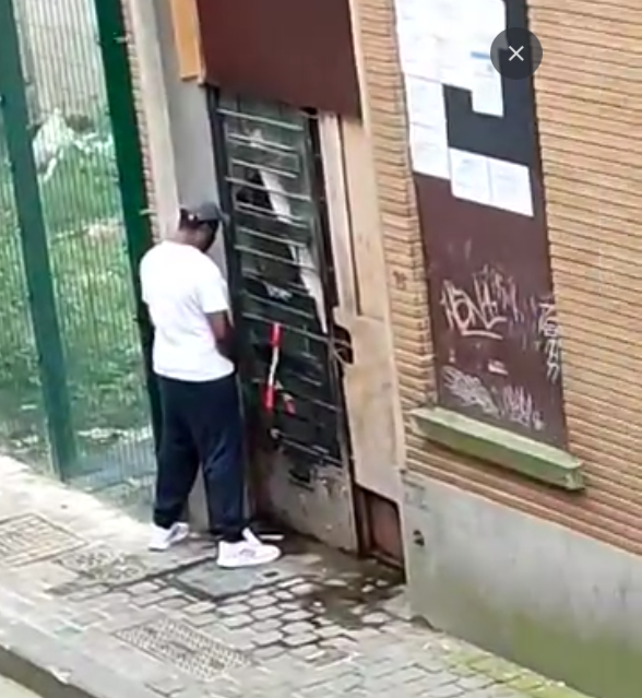 1210SJTN's tweet photo. Admirez ce qu'est devenu le Quartier Nord de Saint-Josse. Les maisons des habitants sont devenues des urinoirs, consommation de drogue en pleine rue &amp; en pleine journée, bagarres, ordures, etc.
La Police dit ne rien pouvoir y faire.
(source : Facebook #SaintJosseNews) https://t.co/0Qw2h2Twis