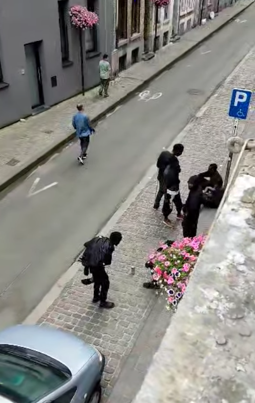 1210SJTN's tweet photo. Admirez ce qu'est devenu le Quartier Nord de Saint-Josse. Les maisons des habitants sont devenues des urinoirs, consommation de drogue en pleine rue &amp; en pleine journée, bagarres, ordures, etc.
La Police dit ne rien pouvoir y faire.
(source : Facebook #SaintJosseNews) https://t.co/0Qw2h2Twis