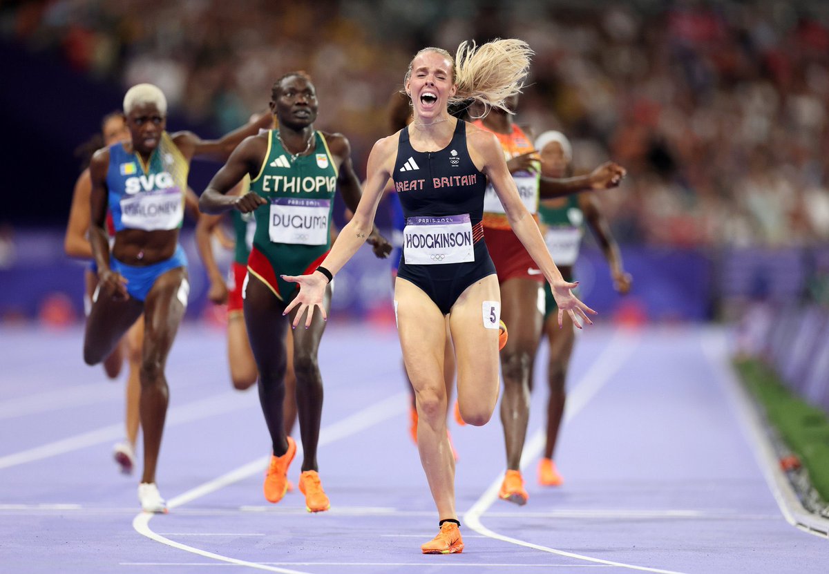 HerQlesAmerica's tweet photo. 📹 VÍDEO: La pesada Ana Peleteiro (0 medallas) riéndose de los blancos, que si no corremos y tal y cual...

📷 FOTO: La británica Keely Hodgkinson ganando el oro (la banquita si gana medalla) de los 800 metros ante la etíope Tsige Duguma, la keniana Mary Mora y otras 5 negras. https://t.co/IyDbUxGCQb