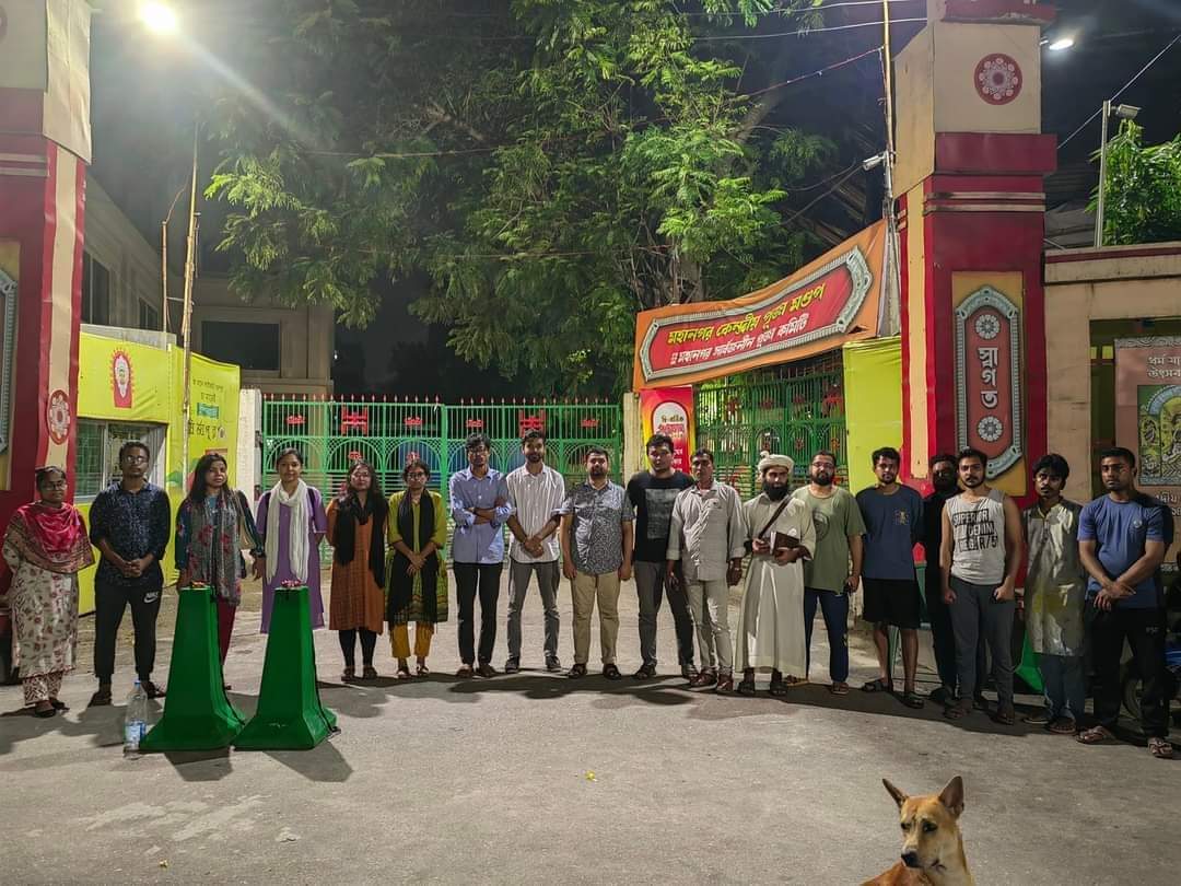 minmi1099's tweet photo. They guarded the temple all night &amp;  now our muslim brother is praying beside the temple..

#AllEyesonBangladeshHindus
#Indian_RAW_attack_Dhaka
#IndianPropagendaAgainstBD
#StopPropagendaAgainstBD
#StopIndianFakeNewsAboutBD
#SaveBDfromIndianRAW https://t.co/Ro463aJh7V