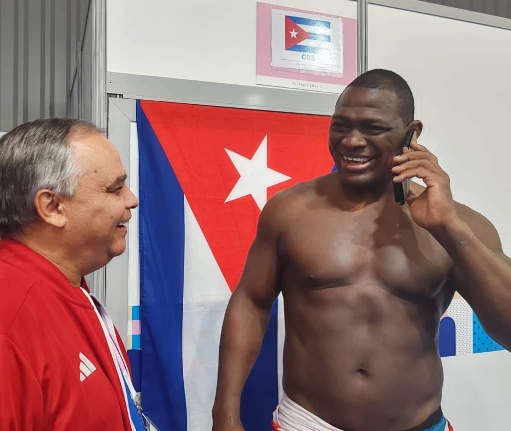 "Gracias por su llamada. Esté seguro de que mañana ese título será de Cuba", dijo Mijaín al presidente Díaz-Canel, con quien dialogó poco después de avanzar a la final de los 130 kilos en la lucha clásica de París 2024 .
Tomado de Cubadebate.
#MijaínLópez