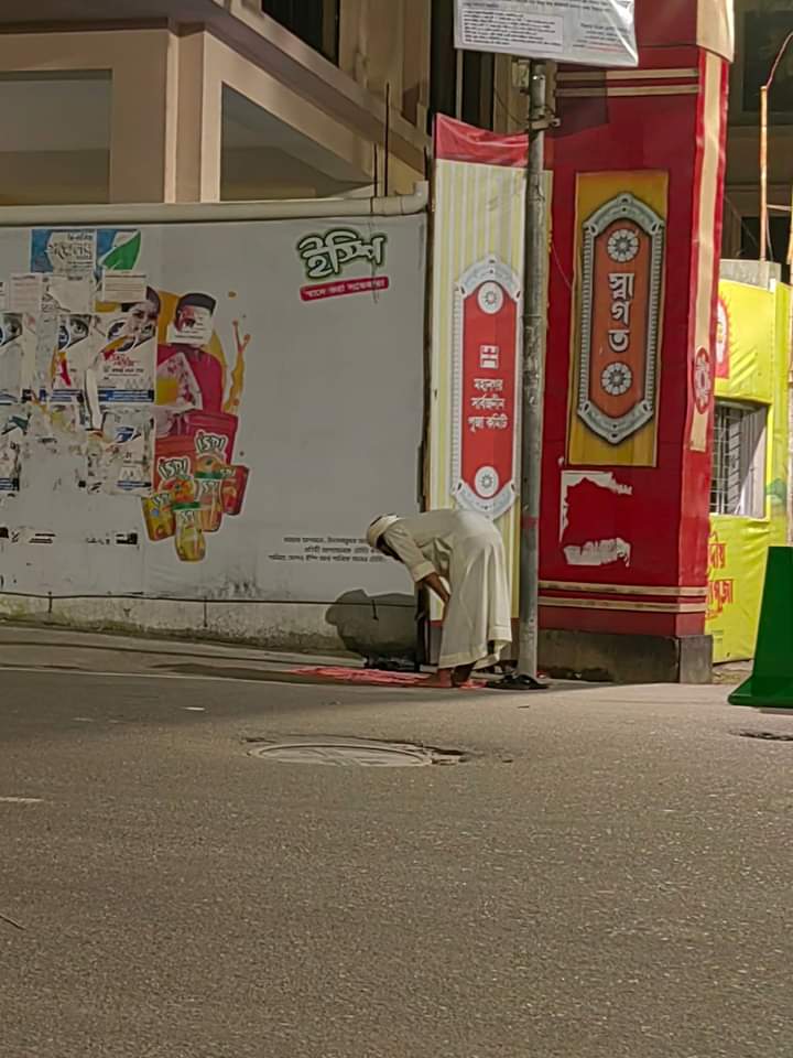 The brother is guarding the temple with people. Now in prayer. Isn't this beautiful.❤️
#HindusaresafeinBangladesh