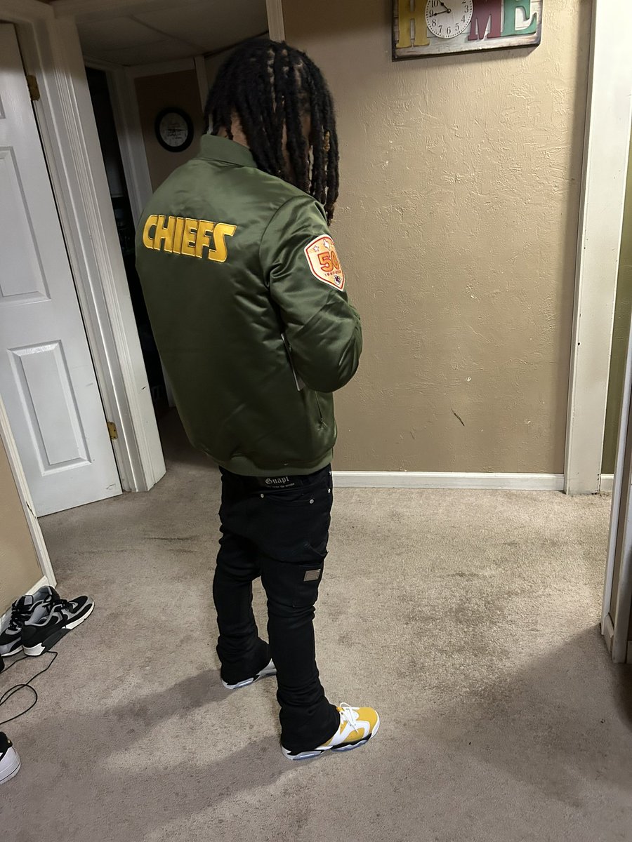 threethang's tweet photo. They ain’t see the car I pulled up in so u might think I flew why you say dat 3? cause I’m flyer den yo dude hoe! https://t.co/NhNsEj5uxZ