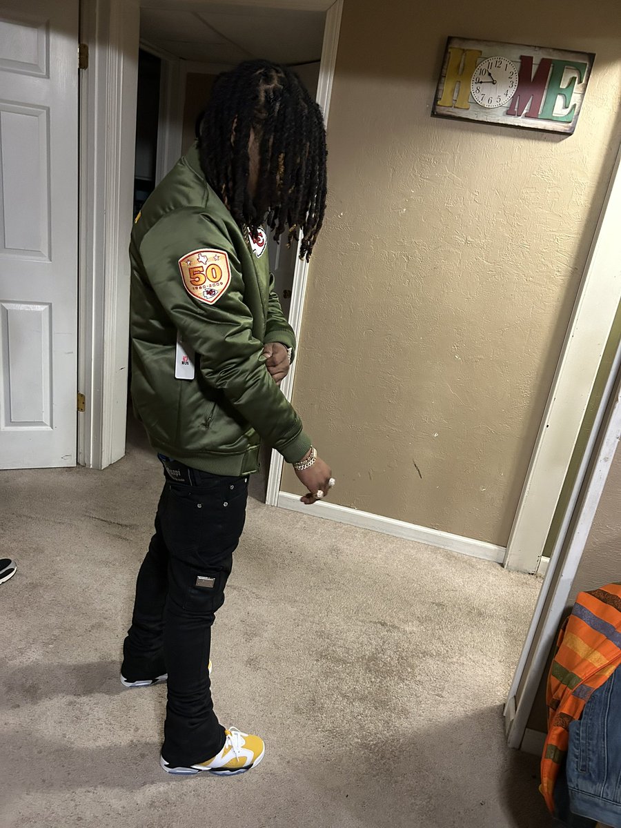 threethang's tweet photo. They ain’t see the car I pulled up in so u might think I flew why you say dat 3? cause I’m flyer den yo dude hoe! https://t.co/NhNsEj5uxZ