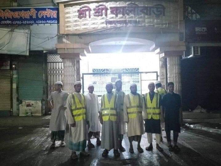 iam_shoroar's tweet photo. There is a lot's of fake news spreading by awami League mf! We bangladeshi Muslim know how to save our other religions people. our muslim brothers protecting hindus Temple. please don't listen false news
#bangladeshstandswithhindu #muslimsstandwithhindus #hinduaresafeinbangladesh https://t.co/KUGafqjZ8a