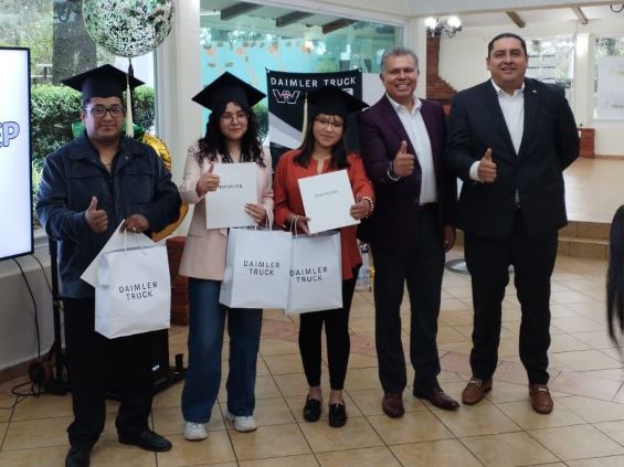 Conalep_Tilapa's tweet photo. Felicitamos a nuestros alumnos duales que están integrados a Daimler Planta Santiago, por su presentación de proyectos de cierre de curso.
@Conalep_Edomex 
#ApasionadamenteCONALEP https://t.co/jYRRvwTVK3