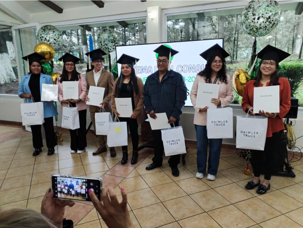 Conalep_Tilapa's tweet photo. Felicitamos a nuestros alumnos duales que están integrados a Daimler Planta Santiago, por su presentación de proyectos de cierre de curso.
@Conalep_Edomex 
#ApasionadamenteCONALEP https://t.co/jYRRvwTVK3