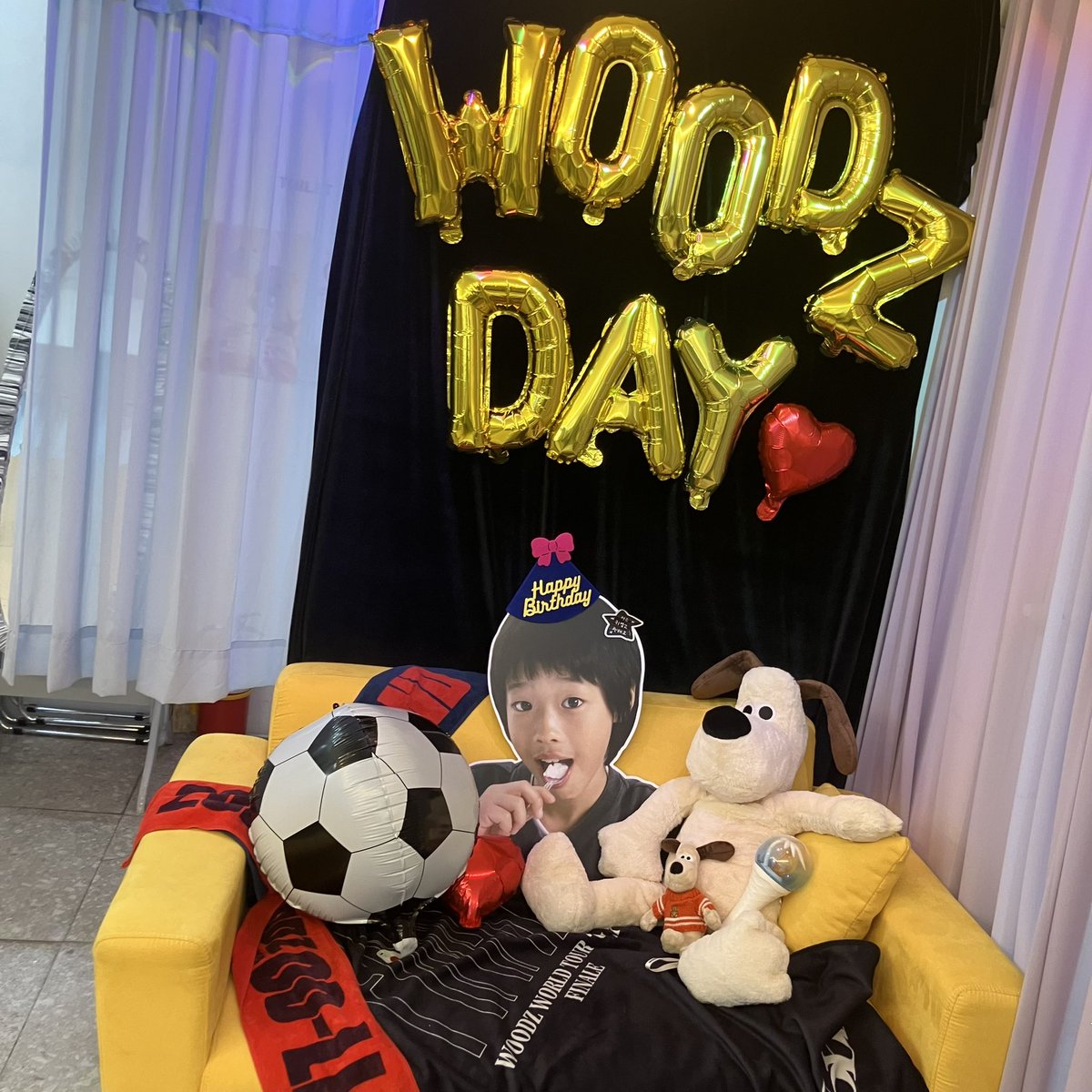 woodzzmac's tweet photo. 📍플로이드
#살벌하게_축하하는_거야
#What_the_WOODZ 
조쿰 늦게가서 스티커랑 엽서는 못 받았지만..ㅜ
내부에 꾸며진 것도 너무 귀엽고 무엇보다 부채가 너무 귀여워요…🫶🏻 https://t.co/ouqij4DCMD