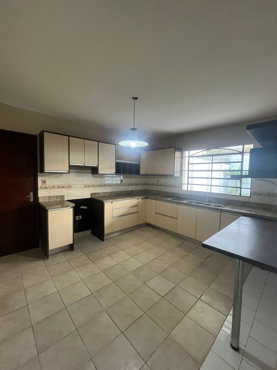 MacaCastillo's tweet image. Alquilo casa en Fdo de la Mora (zona norte) 3 habitac(1 en suite) con AA y placards, área de servicio, 4 baños, comedor, sala, portón eléctrico, etc. A 2 cuadras de mcal López (zona la vienesa) para más info al 0981404778 o al DM