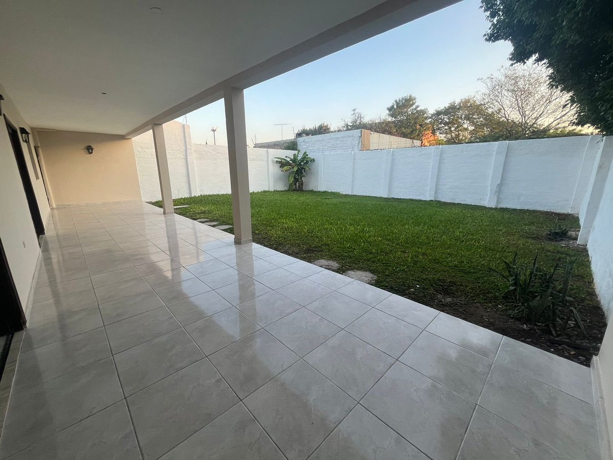 MacaCastillo's tweet image. Alquilo casa en Fdo de la Mora (zona norte) 3 habitac(1 en suite) con AA y placards, área de servicio, 4 baños, comedor, sala, portón eléctrico, etc. A 2 cuadras de mcal López (zona la vienesa) para más info al 0981404778 o al DM