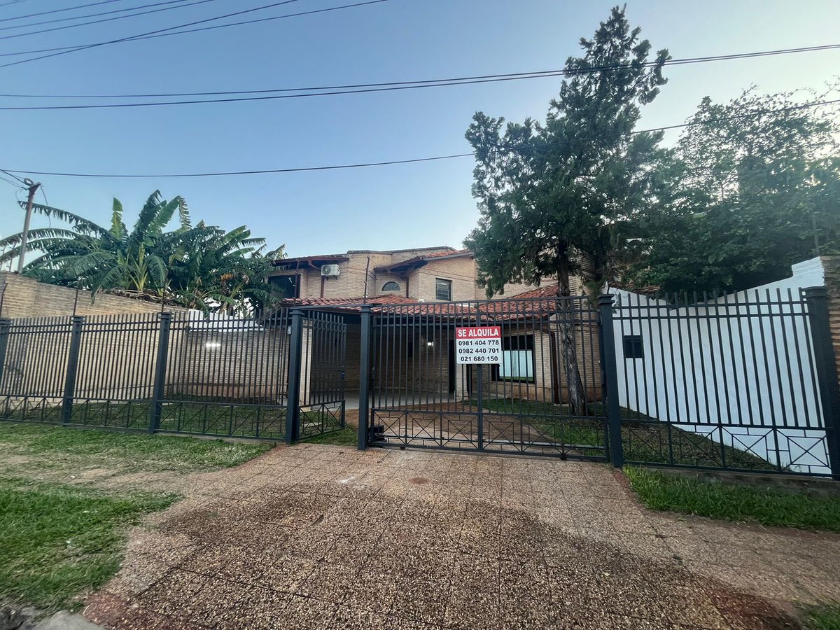 MacaCastillo's tweet image. Alquilo casa en Fdo de la Mora (zona norte) 3 habitac(1 en suite) con AA y placards, área de servicio, 4 baños, comedor, sala, portón eléctrico, etc. A 2 cuadras de mcal López (zona la vienesa) para más info al 0981404778 o al DM