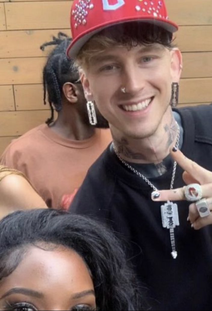 mgkarchived's tweet photo. Kells with fans yesterday in Cleveland!

(August 4, 2024)

❌❌

@machinegunkelly https://t.co/Ucs2SU66QJ