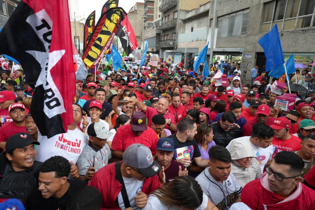 PartidoPSUV's tweet photo. ¡Bajo la lluvia!

Así recorrimos las calles de la ciudad junto a las y los jóvenes de nuestro país.

En defensa de la paz y de nuestro futuro.

@NicolasMaduro
@dcabellor
#PatriaSoberanaYPlena https://t.co/XgfRiSivZv