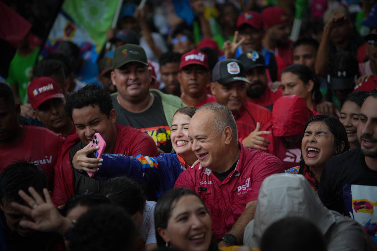 PartidoPSUV's tweet photo. ¡Bajo la lluvia!

Así recorrimos las calles de la ciudad junto a las y los jóvenes de nuestro país.

En defensa de la paz y de nuestro futuro.

@NicolasMaduro
@dcabellor
#PatriaSoberanaYPlena https://t.co/XgfRiSivZv