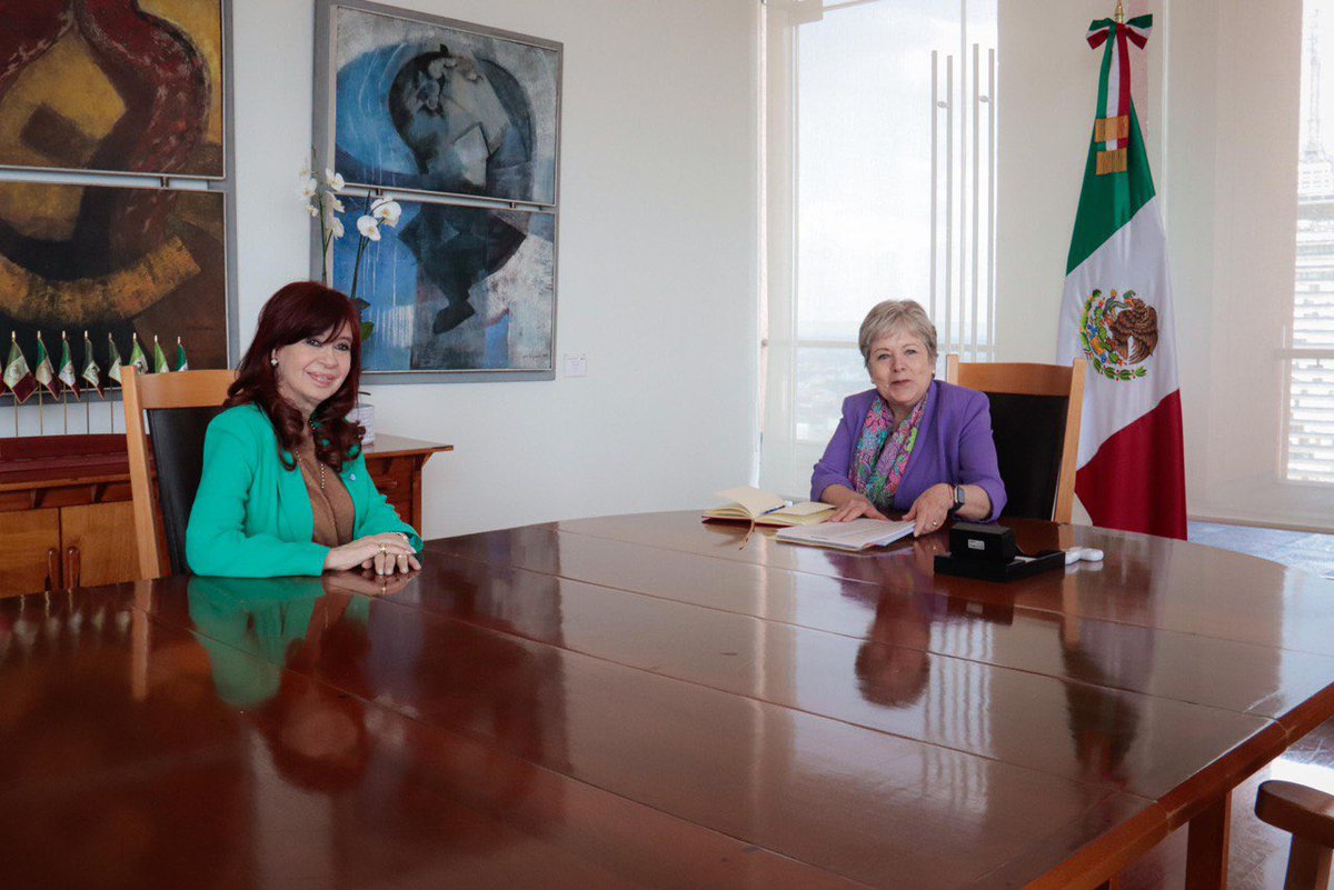 CFKArgentina's tweet photo. Recién con la querida Alicia Bárcena, Secretaria de Relaciones Exteriores de México y futura Secretaria de Ambiente del gobierno de Claudia Sheinbaum. 

En las fotos vas a ver además, la vista espectacular de la Ciudad de México desde el piso 22 de la Cancillería y un verdadero regalo a los ojos: tapiz de Carlos Mérida en el que se aprecia el perfil de una madre de Plaza de Mayo con su pañuelo blanco.
