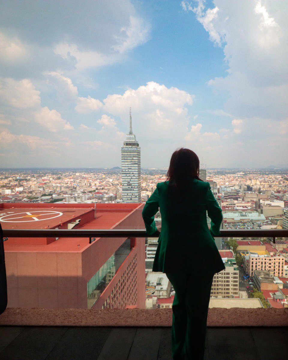 CFKArgentina's tweet photo. Recién con la querida Alicia Bárcena, Secretaria de Relaciones Exteriores de México y futura Secretaria de Ambiente del gobierno de Claudia Sheinbaum. 

En las fotos vas a ver además, la vista espectacular de la Ciudad de México desde el piso 22 de la Cancillería y un verdadero regalo a los ojos: tapiz de Carlos Mérida en el que se aprecia el perfil de una madre de Plaza de Mayo con su pañuelo blanco.