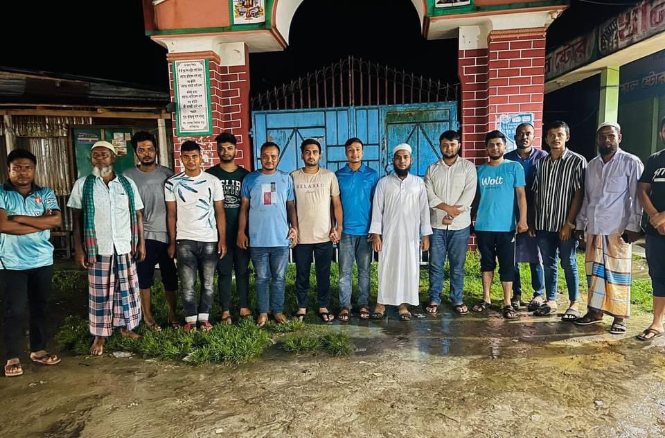 RahmanTanbinn's tweet photo. Muslims defending Hindu temples
#hindusaresafeinbangladesh https://t.co/VGiUrbZHaO