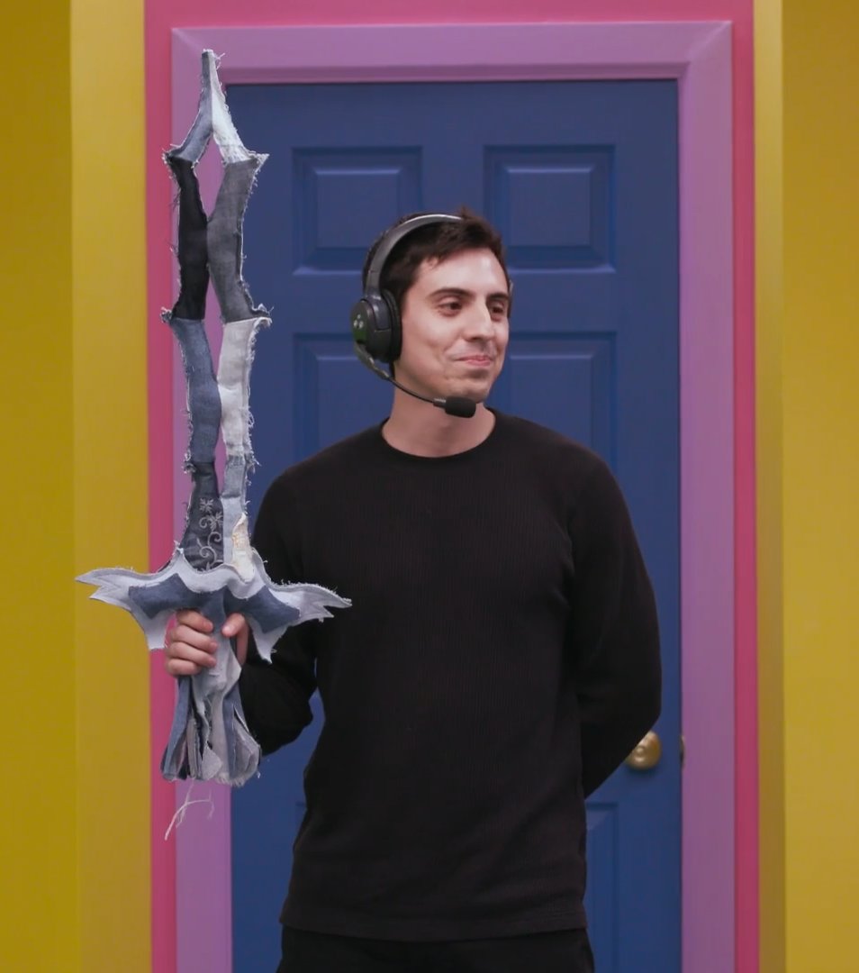 ChristopherRWD's tweet image. Finally he has his Sword