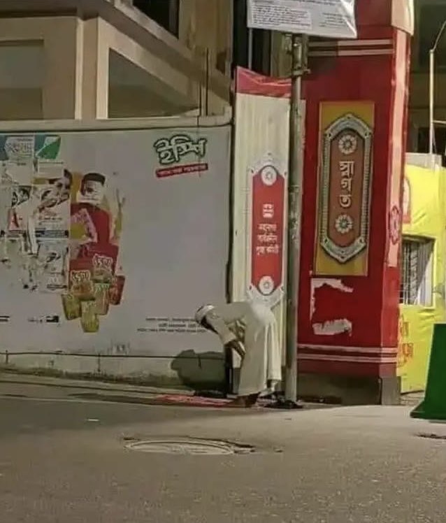 mdshishir01's tweet photo. A Muslim is praying next to the temple while guarding the temple..

#HindusAreSafeInBangladesh 
#ReligiousHarmony https://t.co/4SvKDGZKZD