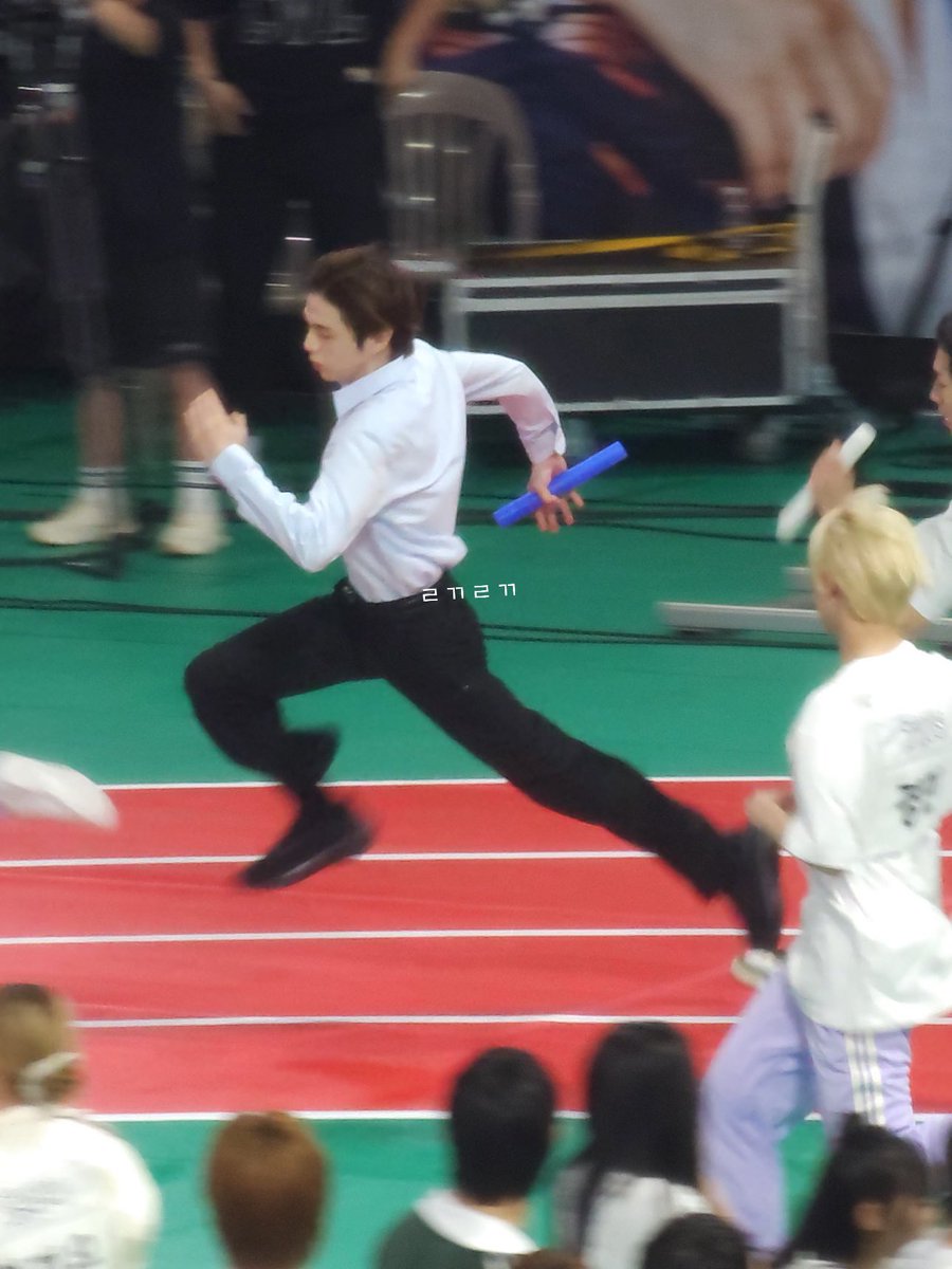 회사에서 급한 프로젝트 마무리하고 늦게서야 체육대회 와서 계주라도 참가해서 피날레 조지는 아기부장님미 잇으시다