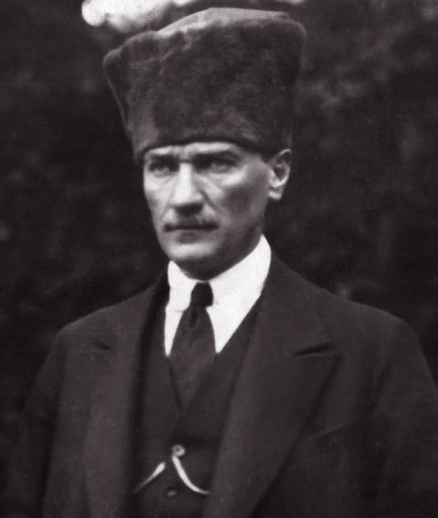 Sarışın bir kurda benziyordu. Ve mavi gözleri çakmak çakmaktı...