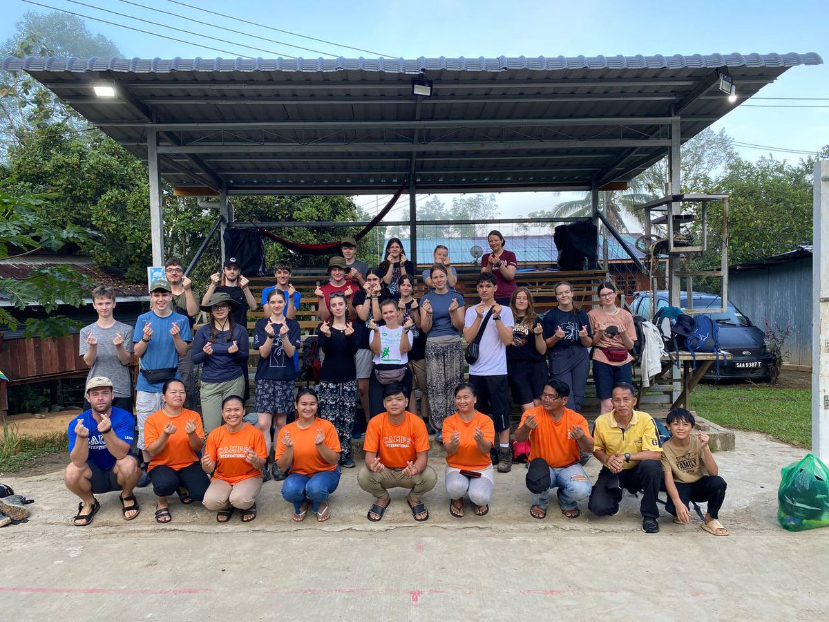CampBorneo's tweet image. #TeamLunbawang team shot showing their #MiniLove with local staff and community members before departing Camp Rumantai a few days ago #CampsEffect #DoSomethingAmazing #CampsInt