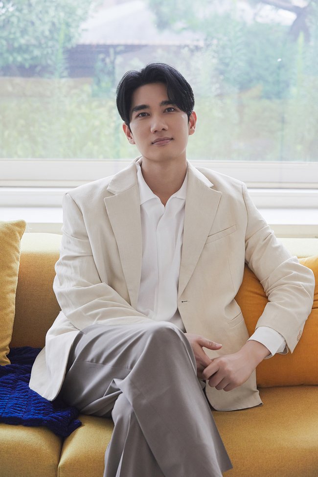 "#UhmTaegoo: I was so nervous during the kissing scene with Han Sunhwa in #MySweetMobster but can't show it. I want to do another melodrama"

(eng trans of his interview on thread)
sns.newsen.com/news_view.php?…