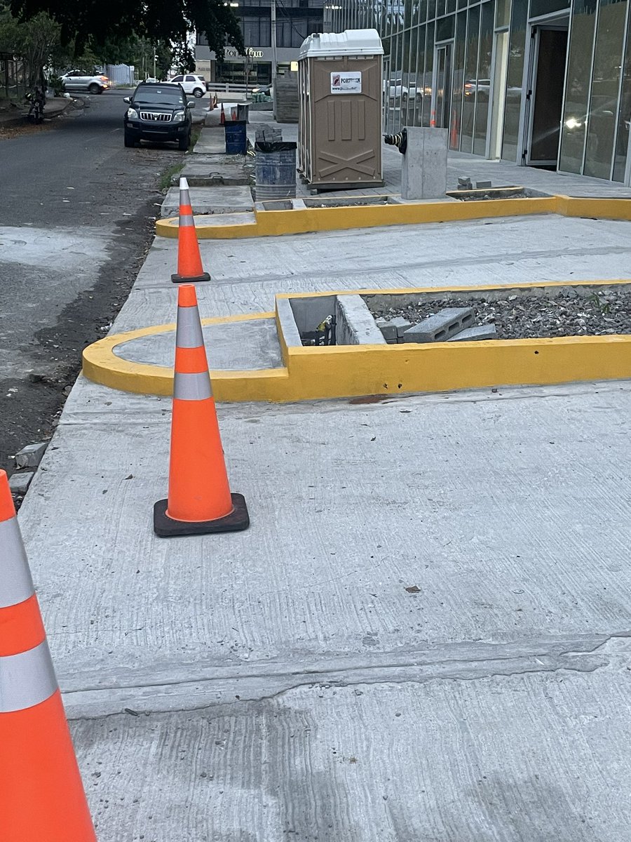 Nuevo proyecto en calle 50 con Mario Rognoni (calle 69) en <a href="/jcsanfrancisco_/">JC San Francisco</a> <a href="/serenavamvas1/">serenavamvas</a> <a href="/Panamaalcaldia/">Alcaldía de Panamá</a> sin aceras continuas, sin rampas de acceso, sin tomar en cuenta a los peatones <a href="/arquiterror/">ARQUITERROR</a> SOS 🆘