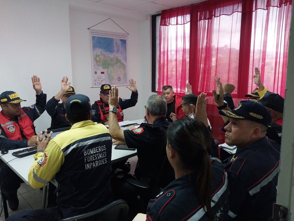 #5Agos Siguiendo instrucciones del A/J <a href="/CeballosEnLinea/">Remigio Ceballos Ichaso.</a>, Vicepresidente Sectorial. El Primer General <a href="/CarlosR58566170/">Carlos Rodriguez</a> realiza reunión en la sede de la DGNB con el Viceministro de Gestión de Riesgo Juan Carlos Oti, para evaluar los actos y ascensos