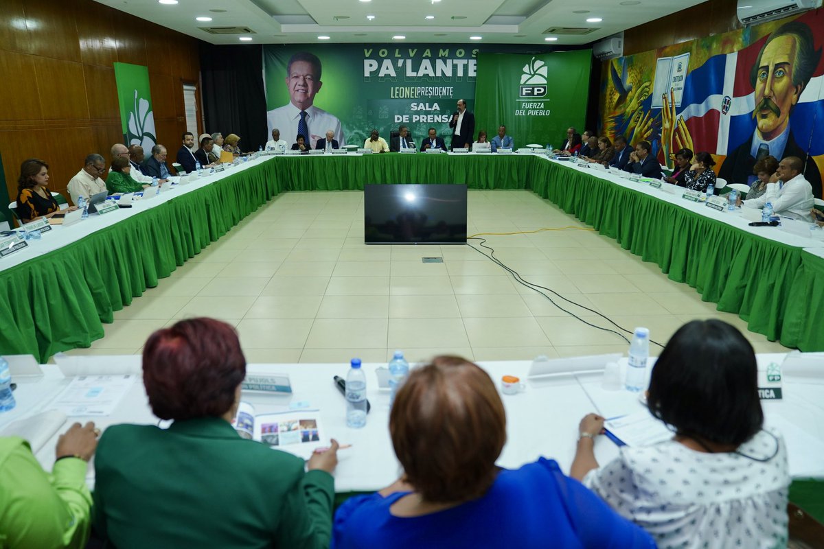 FPcomunica's tweet photo. #FPComunica |

Al iniciar la reunión ordinaria de la Dirección Política de la #FuerzaDelPueblo, tomó la palabra @henry_meran, quien coordina la Comisión Organizadora del segundo Congreso Nacional y el primer Congreso Ordinario que lleva por nombre Dr. Franklin Almeyda Rancier. https://t.co/NfFiEJmrW0