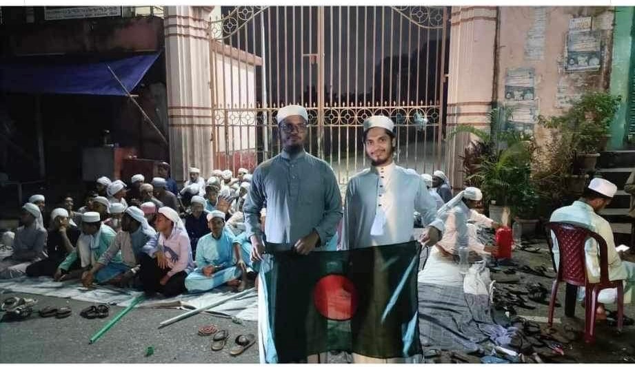 thassanauvy's tweet photo. Madrasah students are PROTECTING the temples.

#HINDUSareSAFEinBANGLADESH https://t.co/FYgyDza1wH