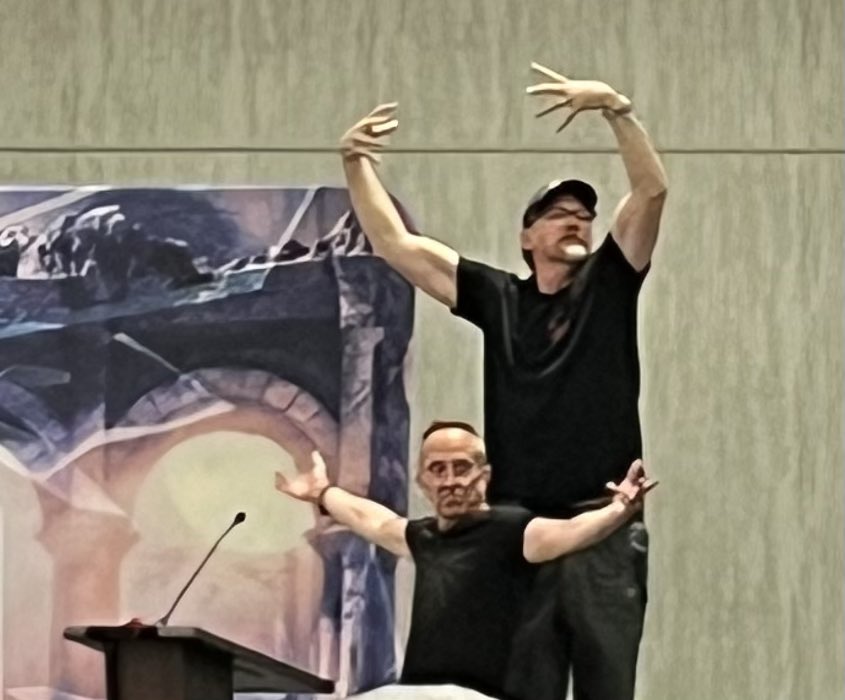 madmuppet2k's tweet photo. Treat hugger @MatthewLillard #fpwkk https://t.co/WcRFkCdg4L