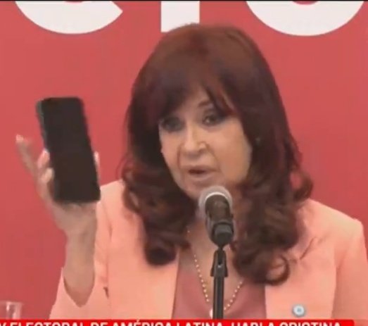 therealbuni's tweet photo. Hace 2 días CFK dijo que el celular vende "una falsa idea de que podes putear a los politicos"

Hoy maduro suspendió watsapp e instagram porque la gente lo critica 

Los kukardos van en la misma línea qué venezuela https://t.co/uAUCRZsqL3